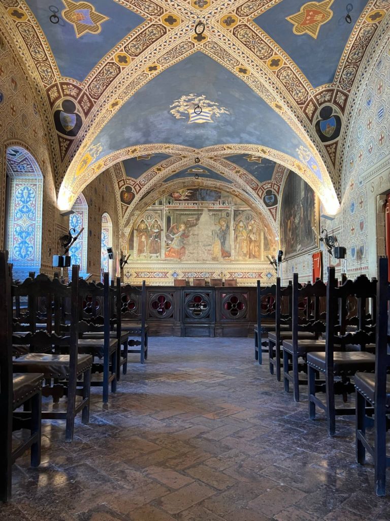 frescoed council chamber in palazzo dei priori